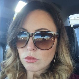 Meet your Posher, Caitlin